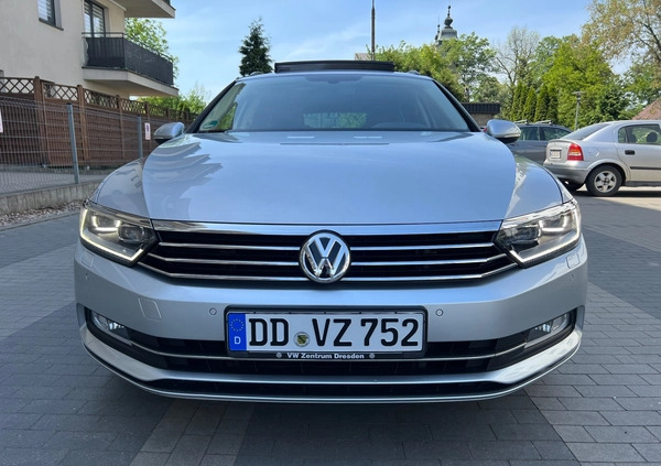 Volkswagen Passat cena 54500 przebieg: 199369, rok produkcji 2015 z Warka małe 742